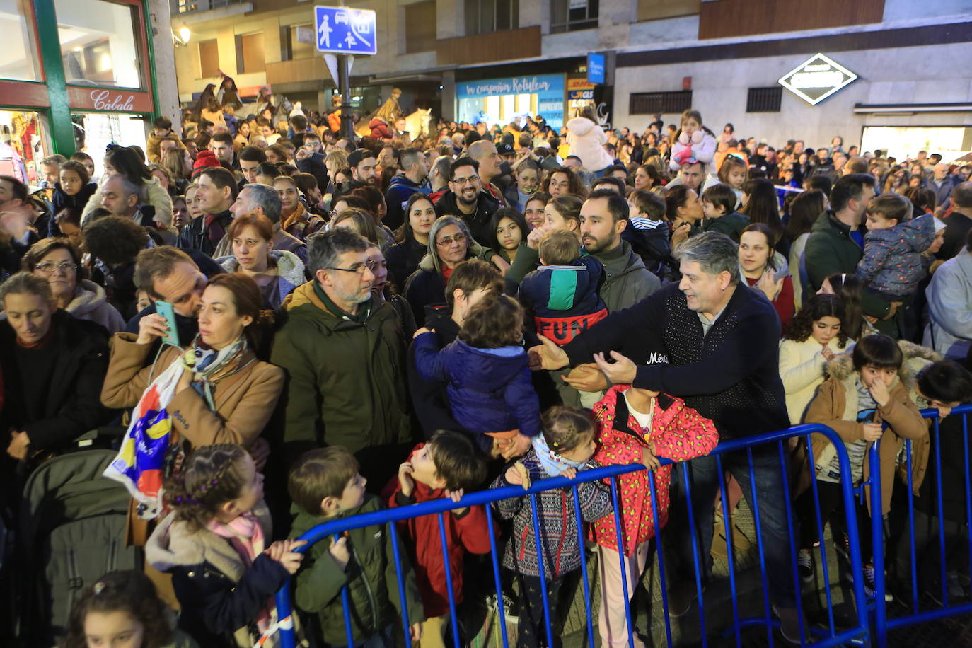 Fotos: Los Reyes Magos hacen soñar a los niños en Oviedo