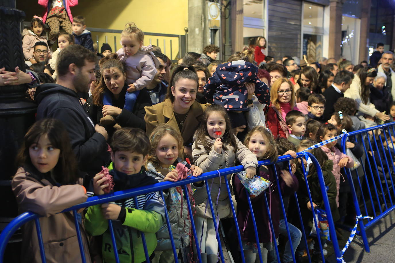 Fotos: Los Reyes Magos hacen soñar a los niños en Oviedo