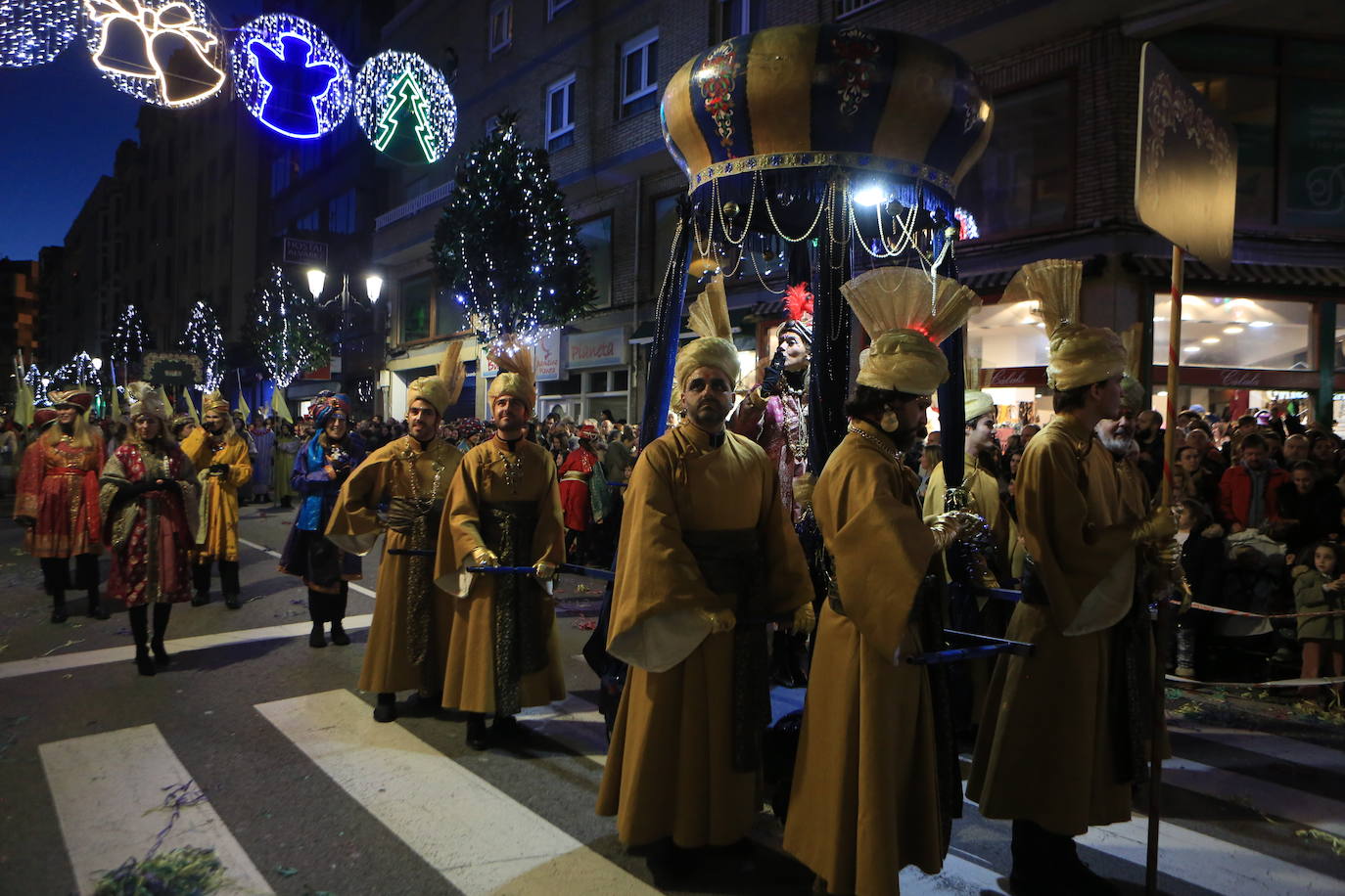 Fotos: Los Reyes Magos hacen soñar a los niños en Oviedo