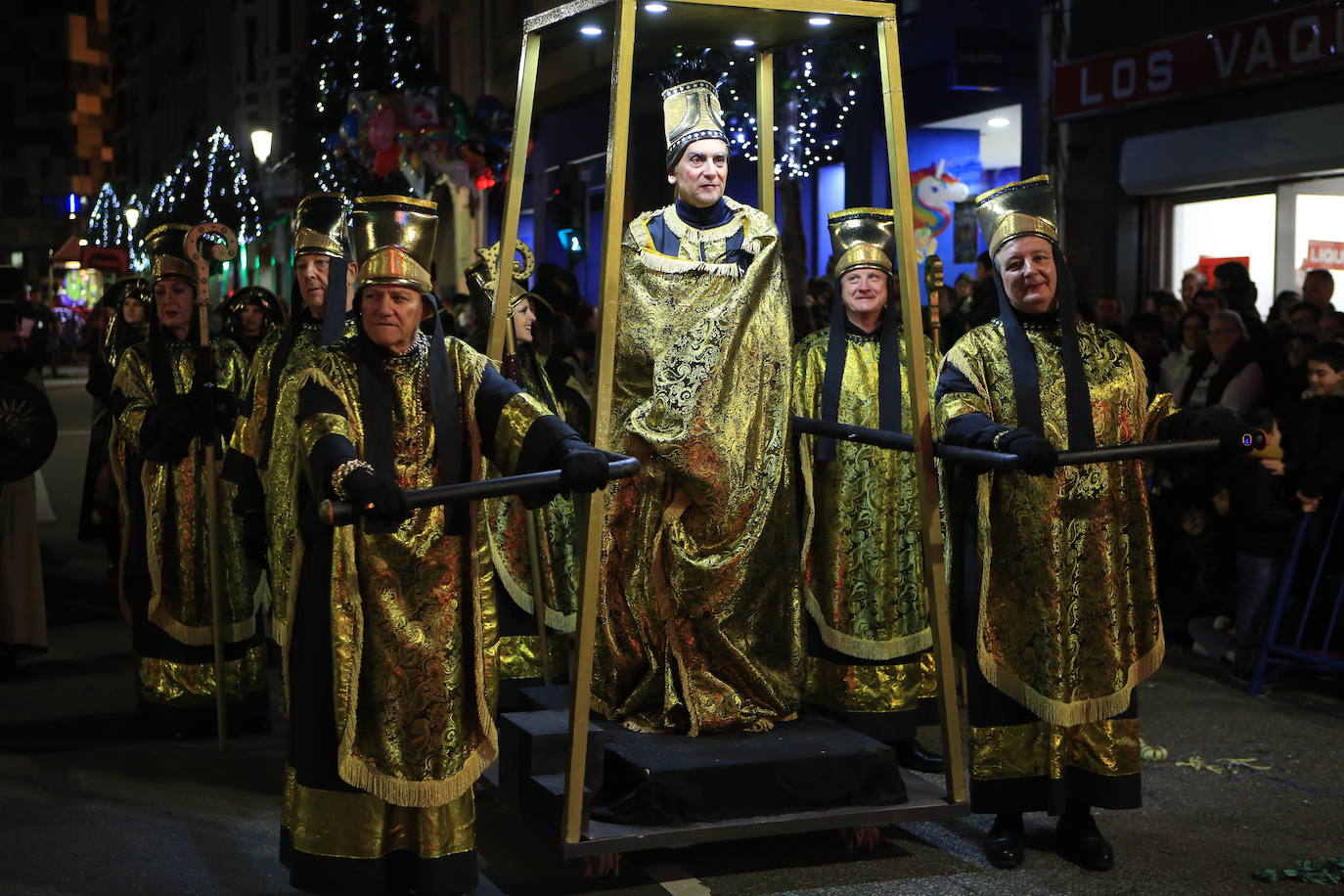 Fotos: Los Reyes Magos hacen soñar a los niños en Oviedo