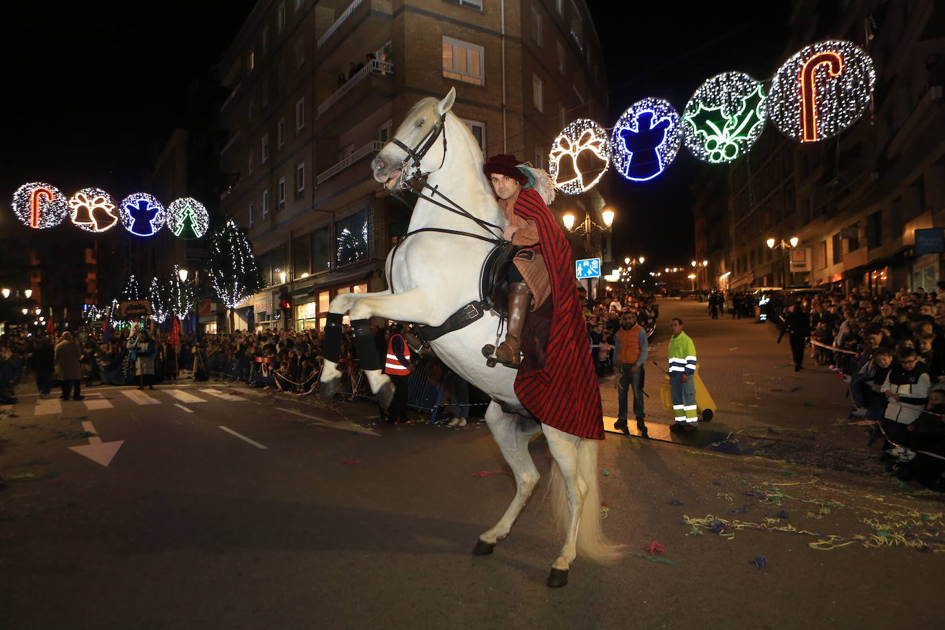 Fotos: Los Reyes Magos hacen soñar a los niños en Oviedo