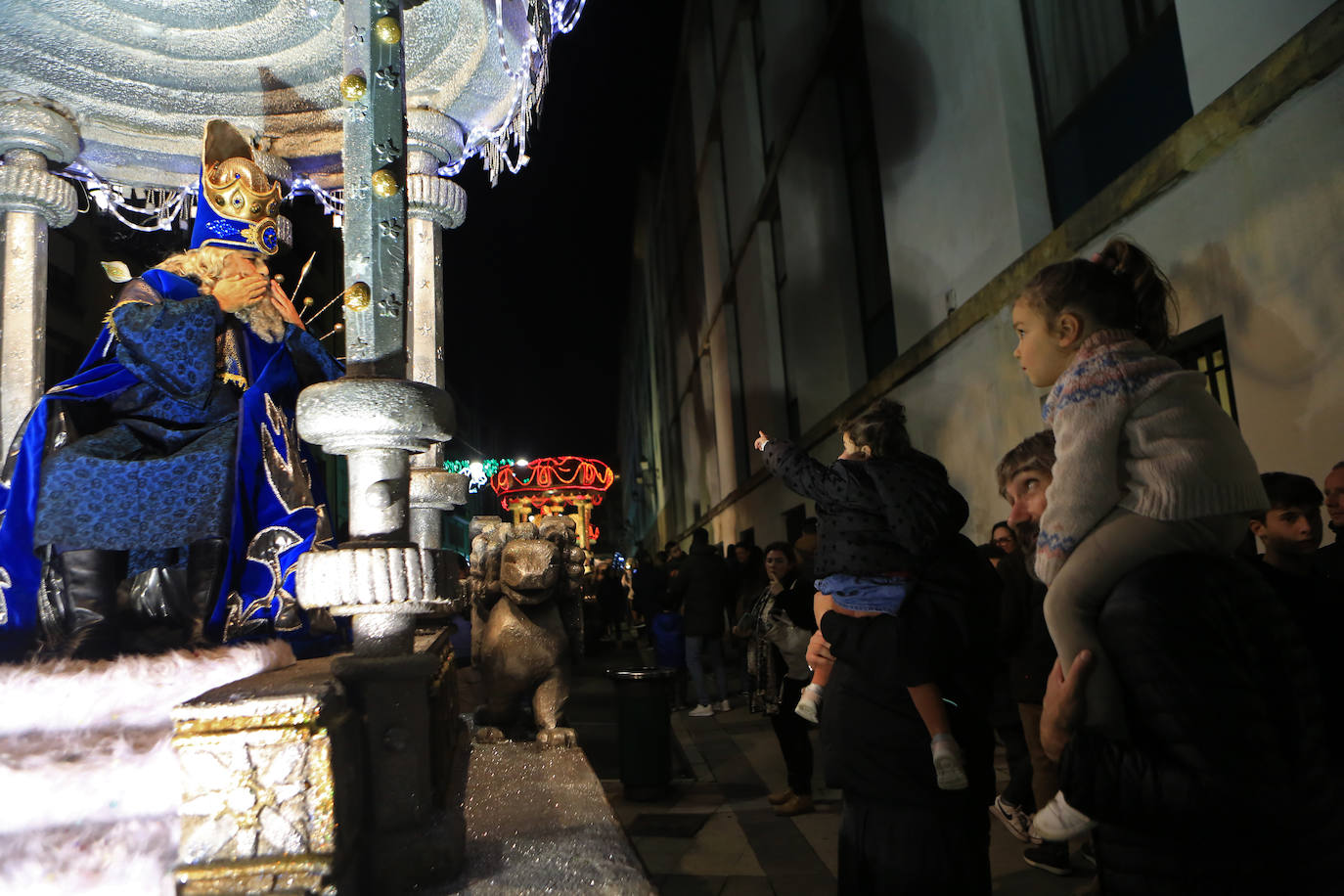 Fotos: Los Reyes Magos hacen soñar a los niños en Oviedo