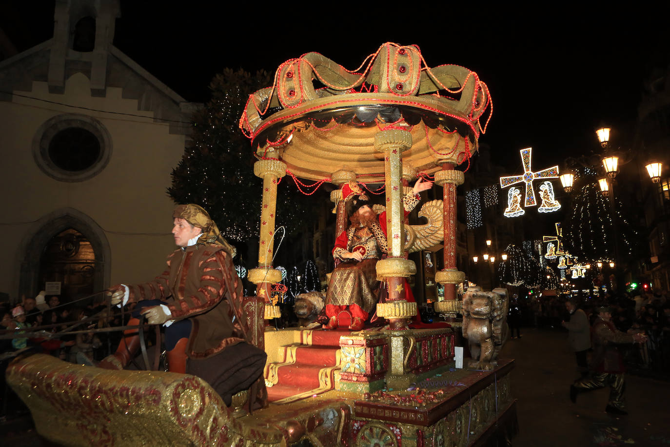 Fotos: Los Reyes Magos hacen soñar a los niños en Oviedo