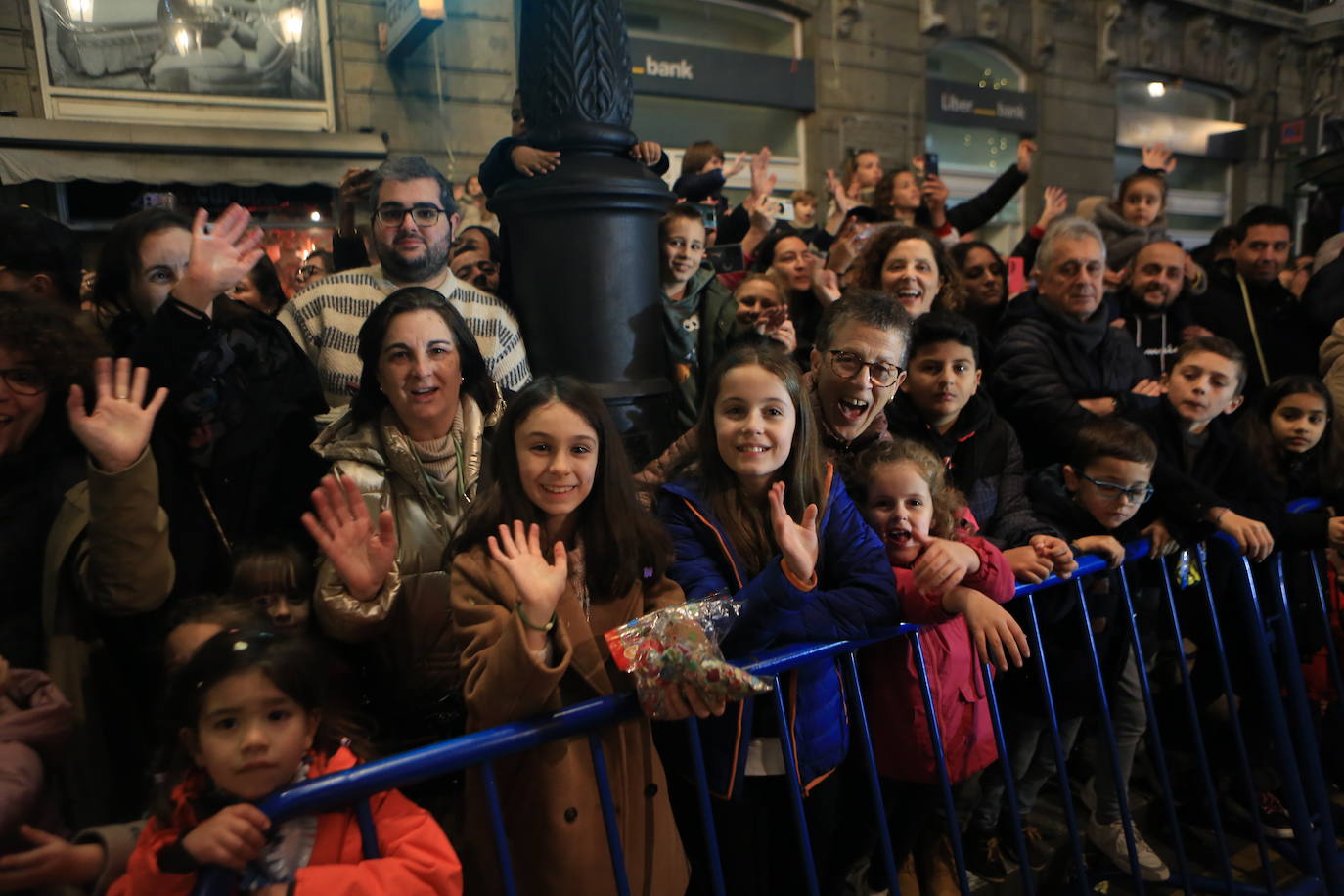 Fotos: Los Reyes Magos hacen soñar a los niños en Oviedo