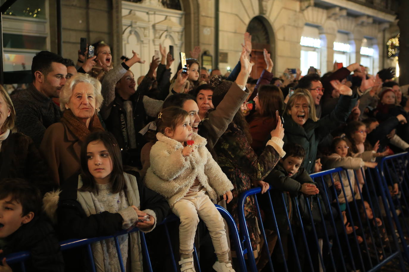 Fotos: Los Reyes Magos hacen soñar a los niños en Oviedo