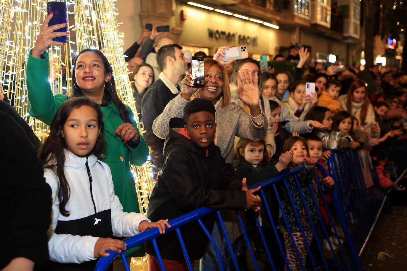 Fotos: Los Reyes Magos hacen soñar a los niños en Oviedo