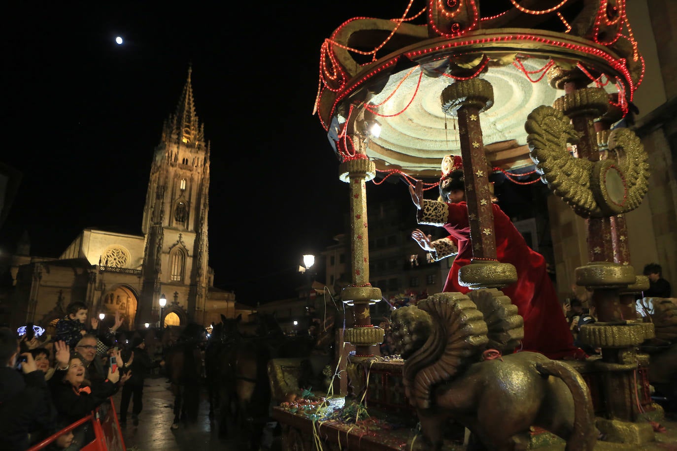 Fotos: Los Reyes Magos hacen soñar a los niños en Oviedo