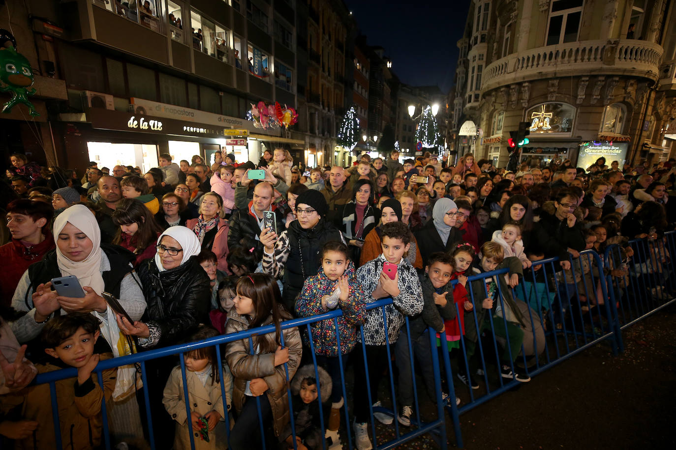 Fotos: Los Reyes Magos hacen soñar a los niños en Oviedo
