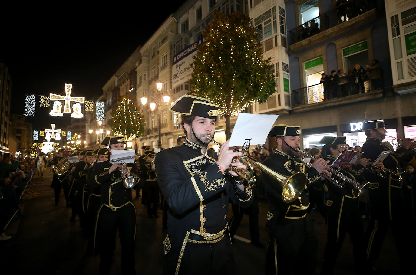 Fotos: Los Reyes Magos hacen soñar a los niños en Oviedo