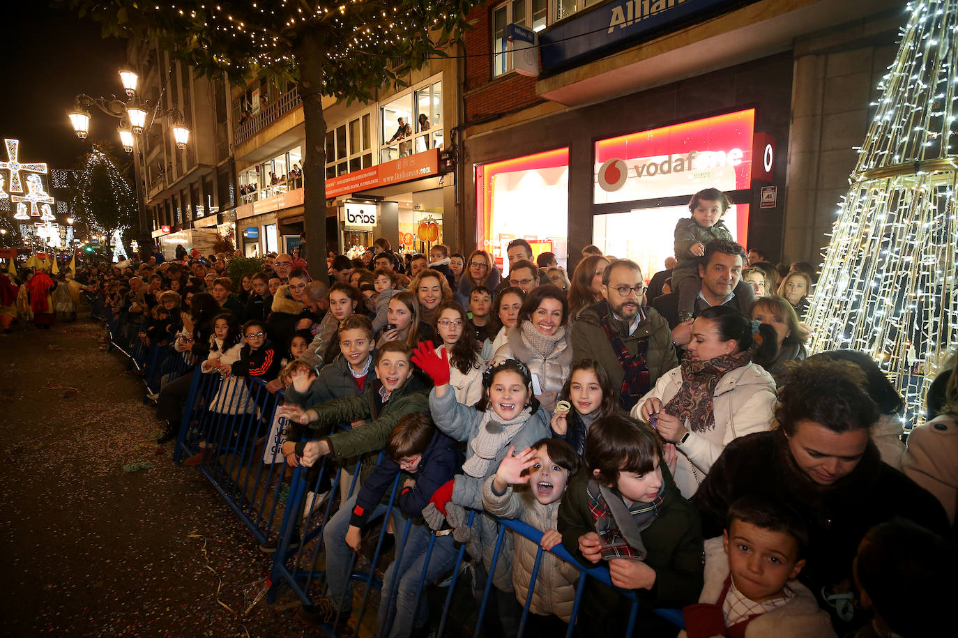 Fotos: Los Reyes Magos hacen soñar a los niños en Oviedo