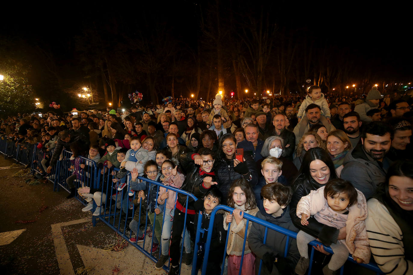 Fotos: Los Reyes Magos hacen soñar a los niños en Oviedo
