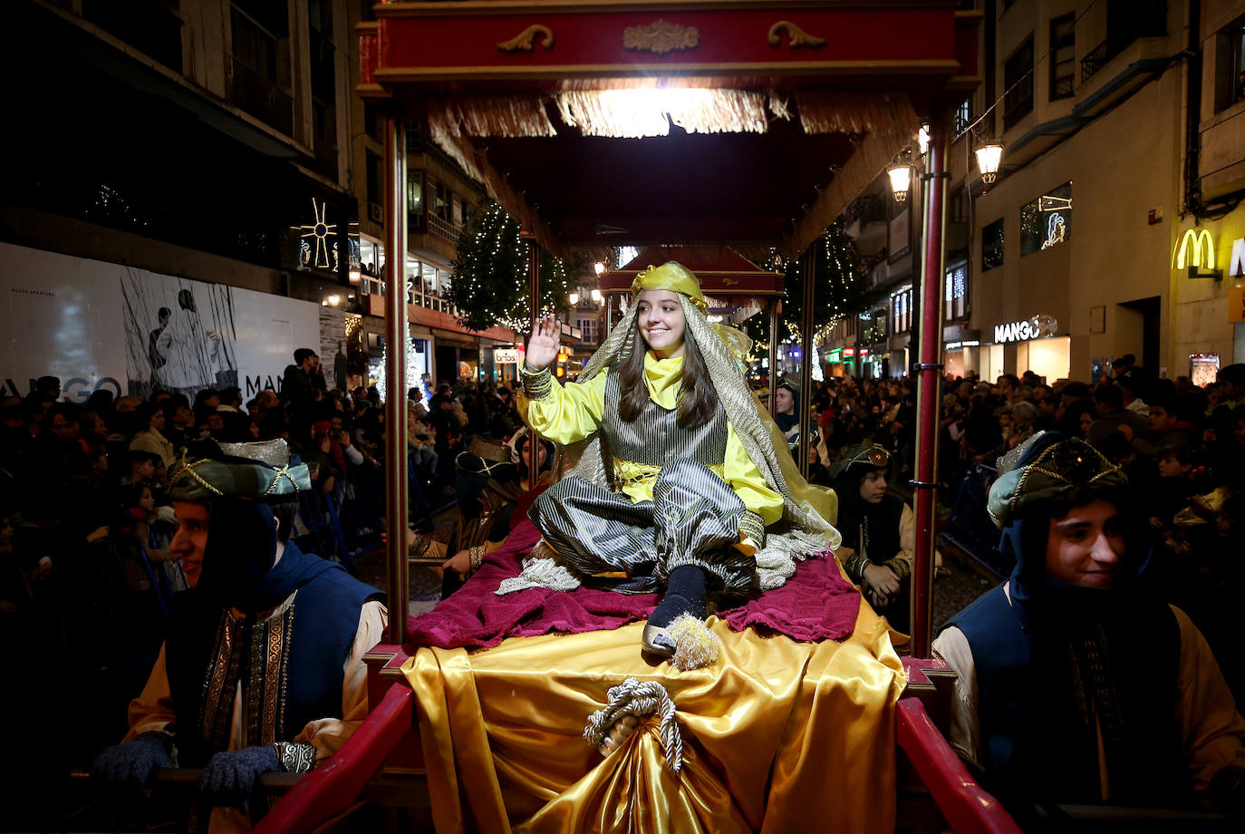 Fotos: Los Reyes Magos hacen soñar a los niños en Oviedo