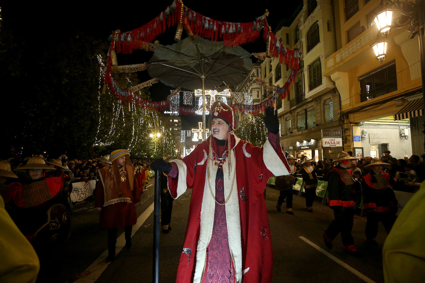 Fotos: Los Reyes Magos hacen soñar a los niños en Oviedo