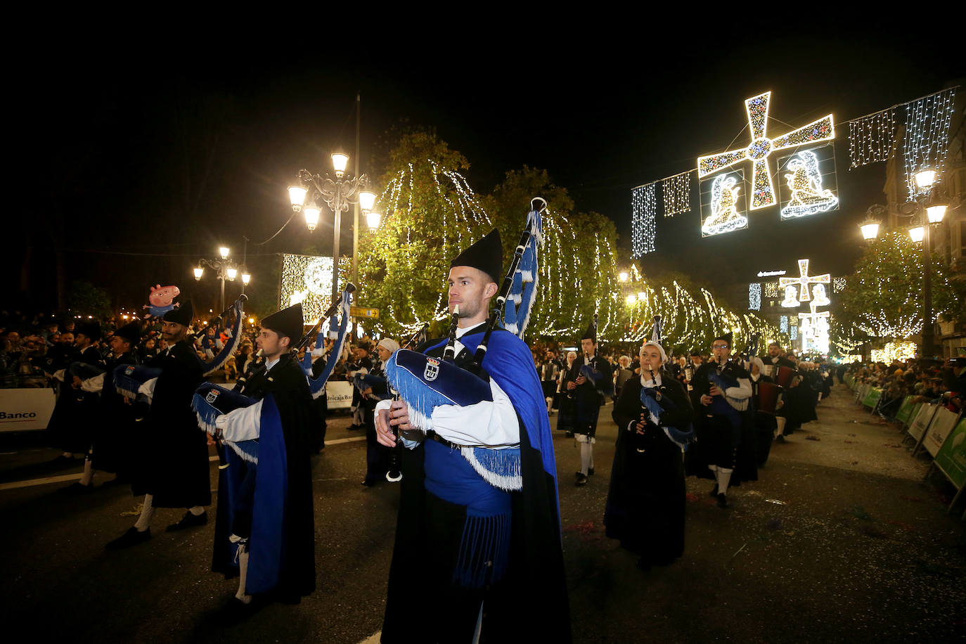 Fotos: Los Reyes Magos hacen soñar a los niños en Oviedo