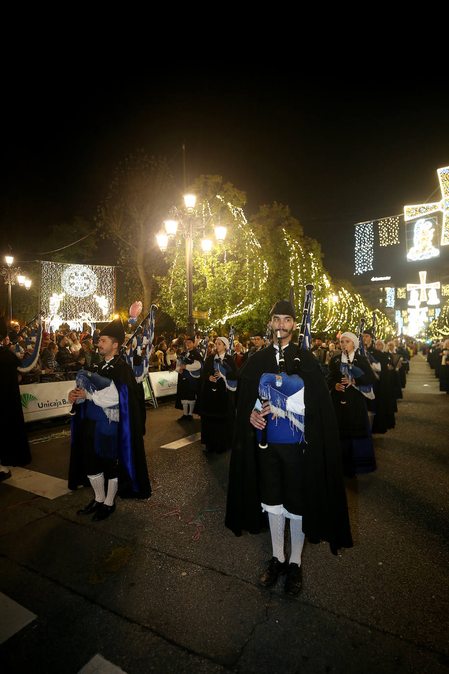 Fotos: Los Reyes Magos hacen soñar a los niños en Oviedo