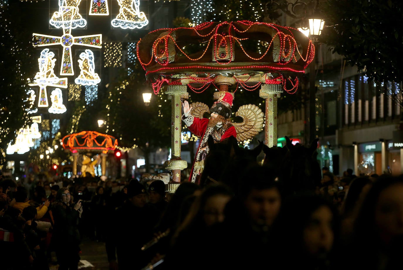Fotos: Los Reyes Magos hacen soñar a los niños en Oviedo