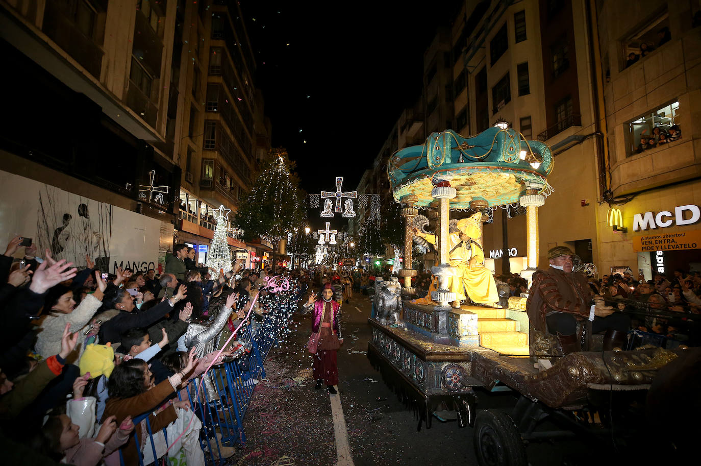 Fotos: Los Reyes Magos hacen soñar a los niños en Oviedo