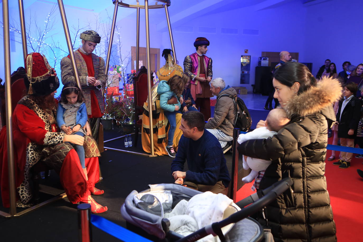 Fotos: Los Reyes Magos llevan a Oviedo la ilusión y aseguran traer «una comitiva con muchos regalos»