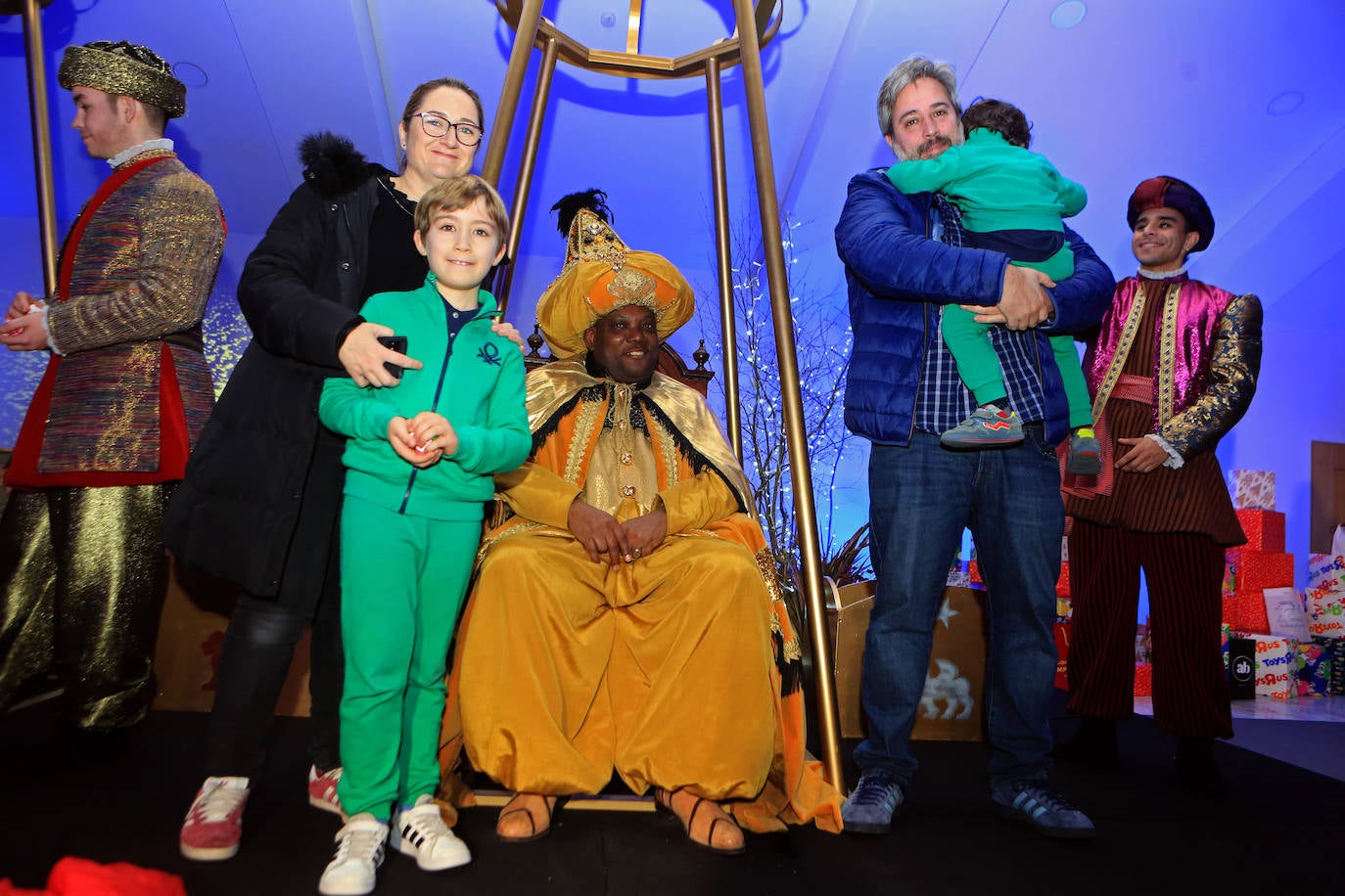 Fotos: Los Reyes Magos llevan a Oviedo la ilusión y aseguran traer «una comitiva con muchos regalos»