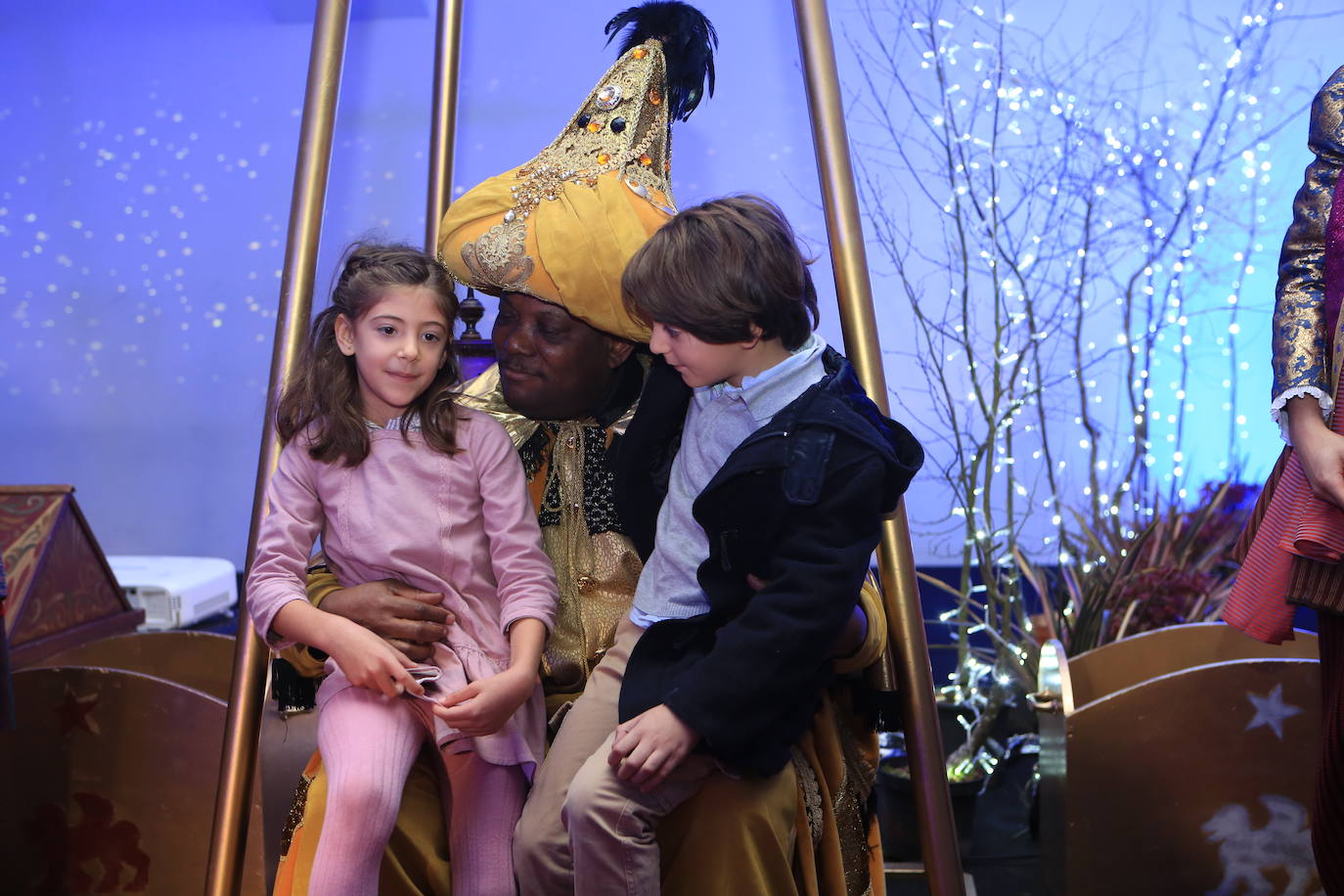 Fotos: Los Reyes Magos llevan a Oviedo la ilusión y aseguran traer «una comitiva con muchos regalos»