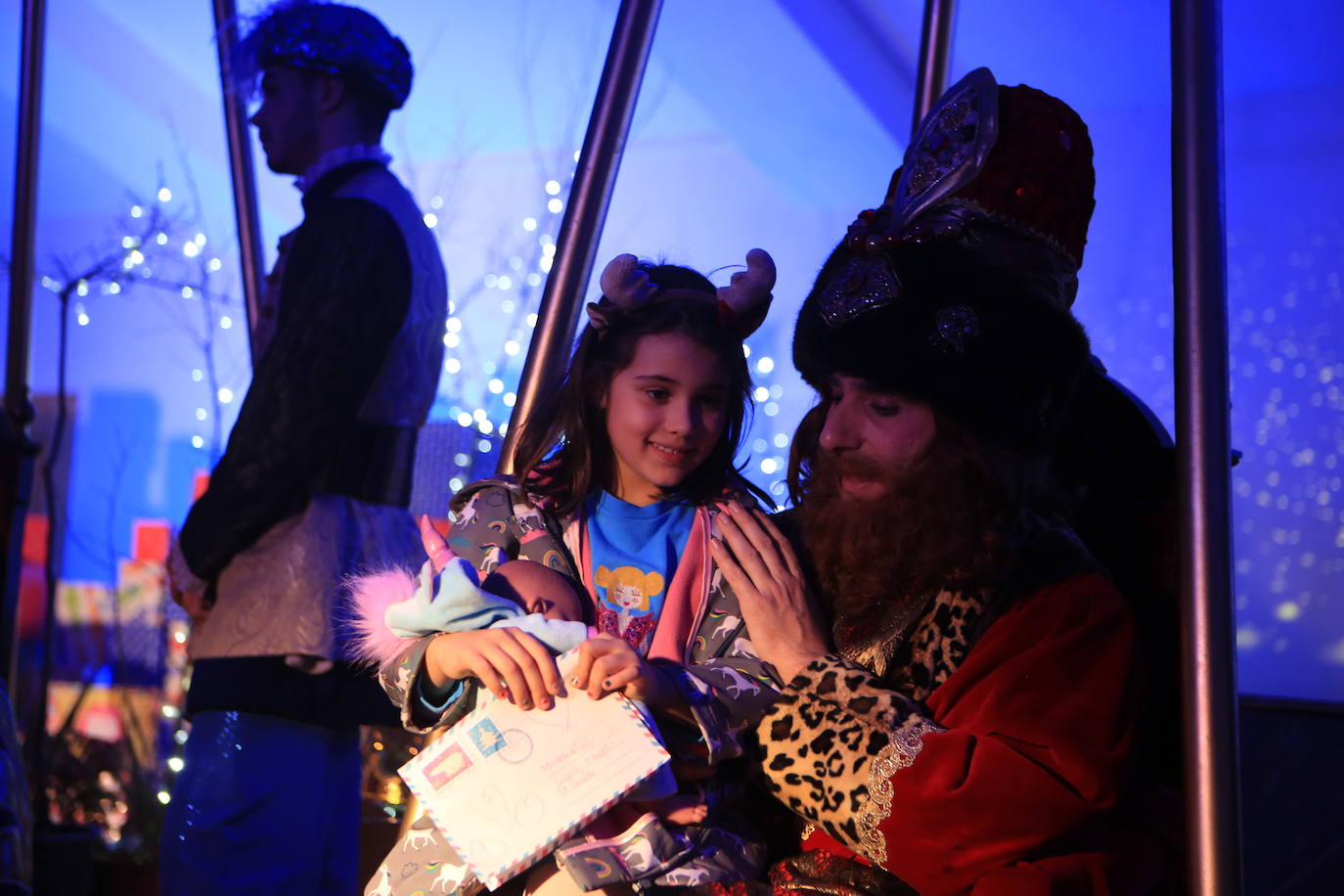 Fotos: Los Reyes Magos llevan a Oviedo la ilusión y aseguran traer «una comitiva con muchos regalos»