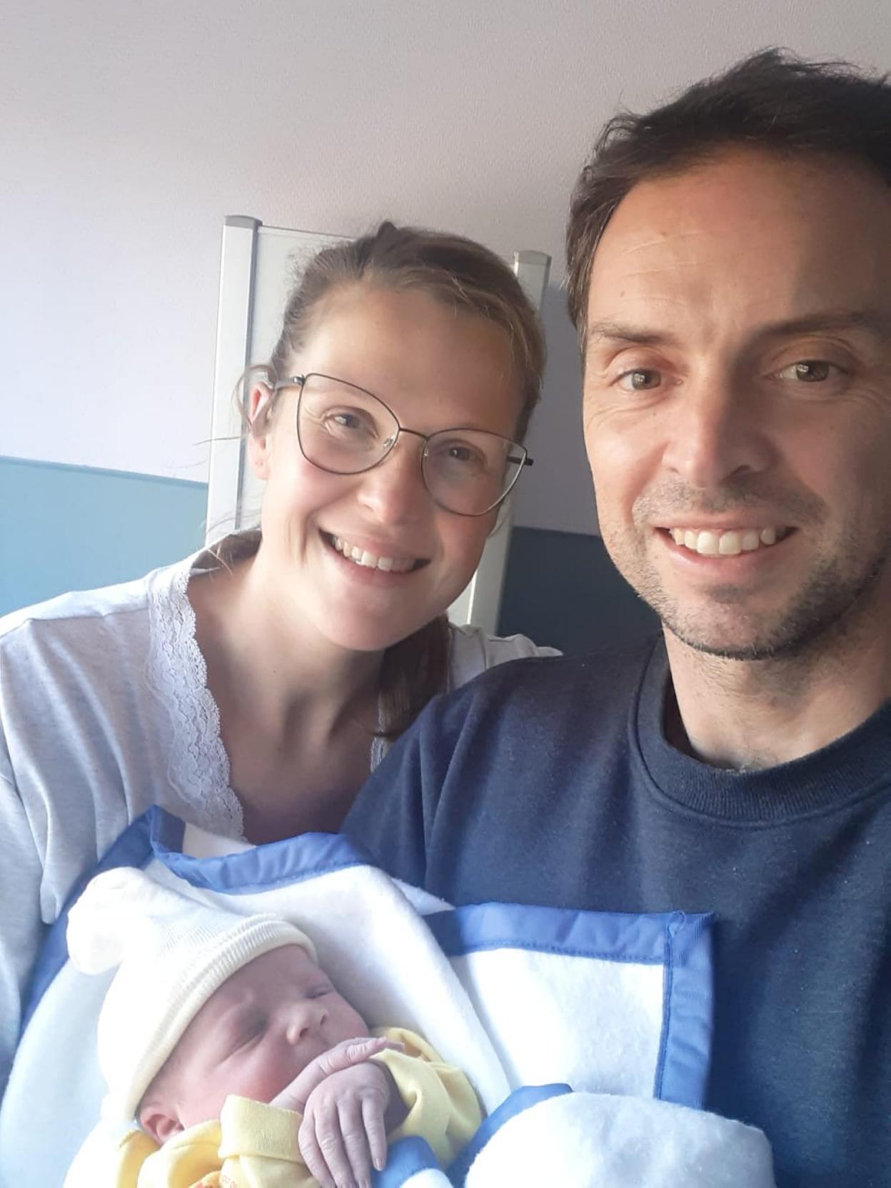 Nacho, en brazos de sus padres, Ángela Tejo y Juanjo García. 