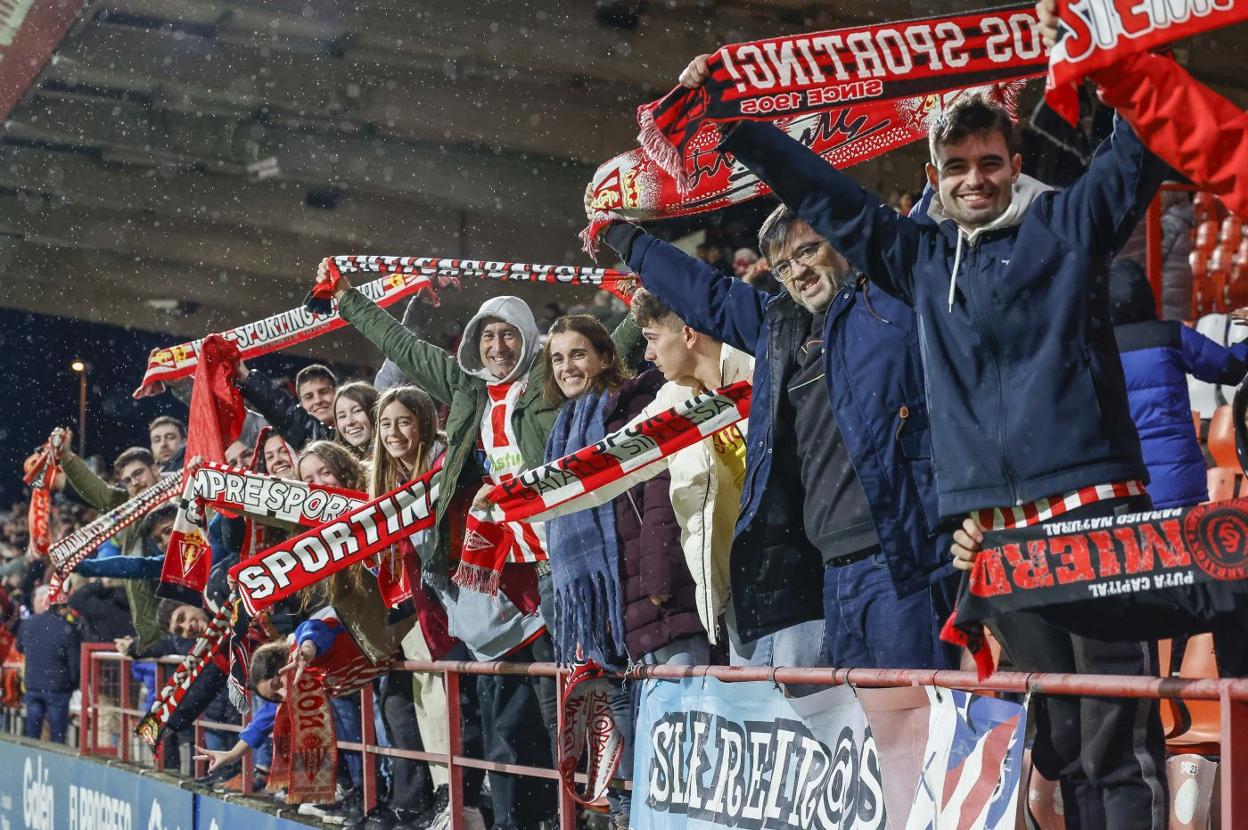 Aficionados del Sporting, en la visita al Anxo Carro de Lugo para animar a su equipo. 