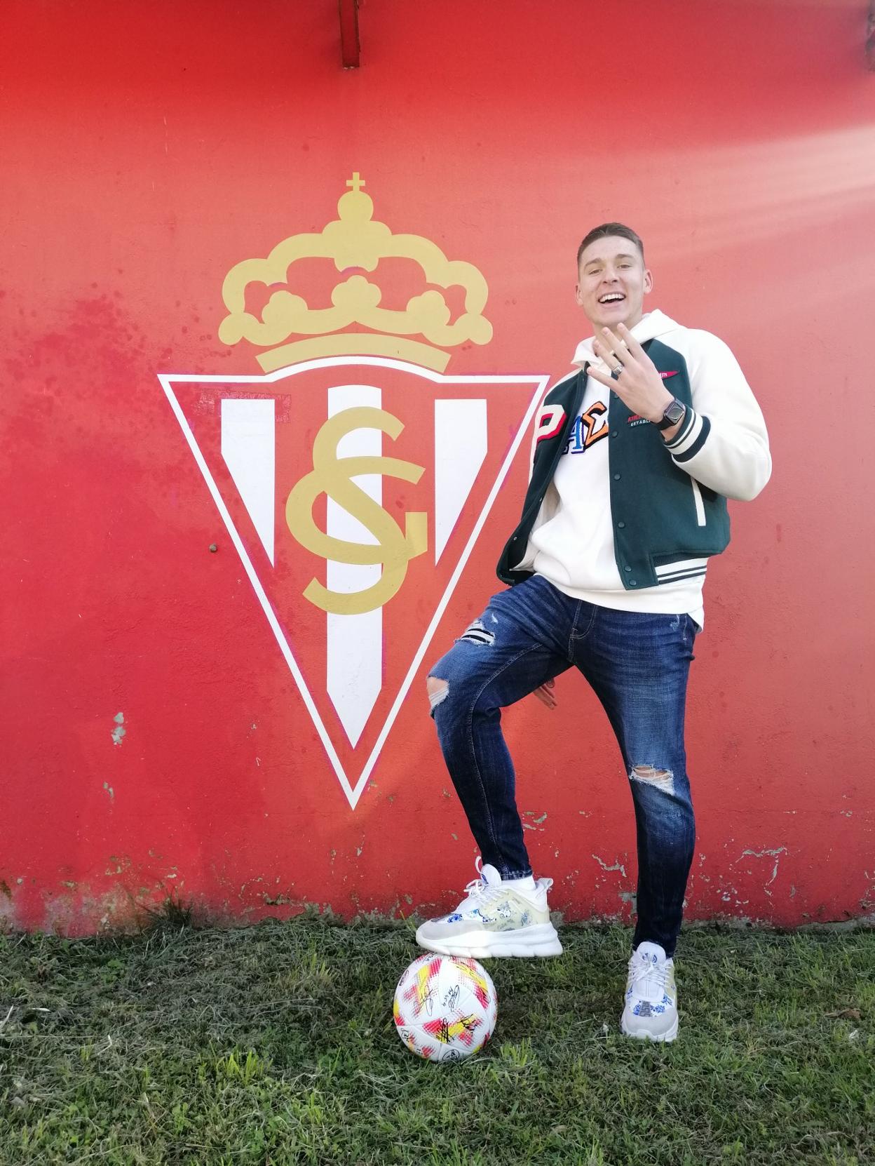 'Milo', tras el entrenamiento de ayer, posa para EL COMERCIO con el balón de la Copa firmado y con el gesto de sus cuatro goles.