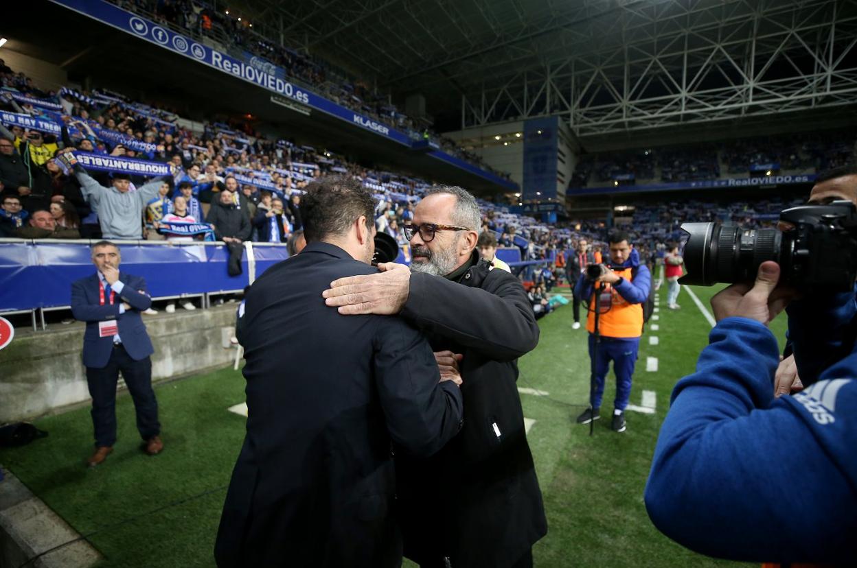 Simeone y Álvaro Cervera se saludan minutos antes del inicio del encuentro en el Carlos Tartiere. 