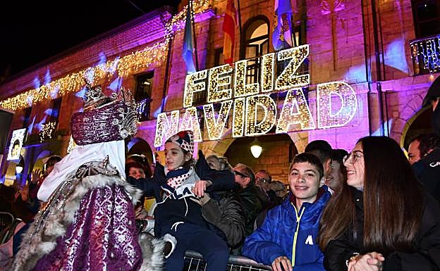 Galería. Melchor, Gaspar y Baltasar llenan Avilés de ilusión