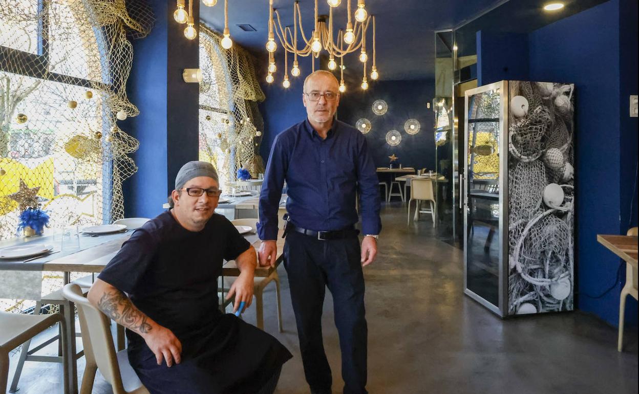 César Vélez y Gerónimo Pajuelo, cocinero y encargado de Peces de Madera