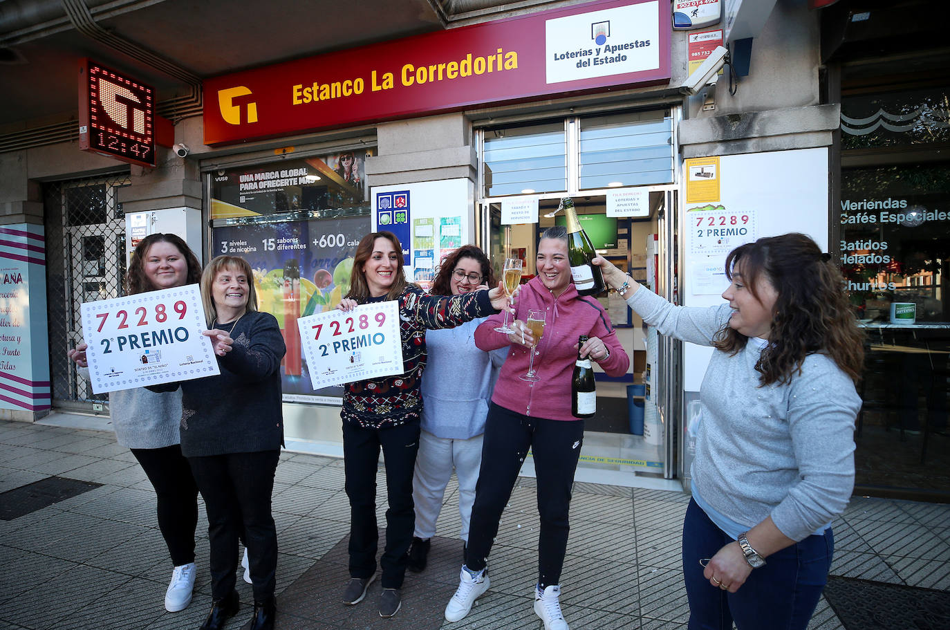 Fotos: Alegría desbordante en Oviedo por el segundo premio de El Niño