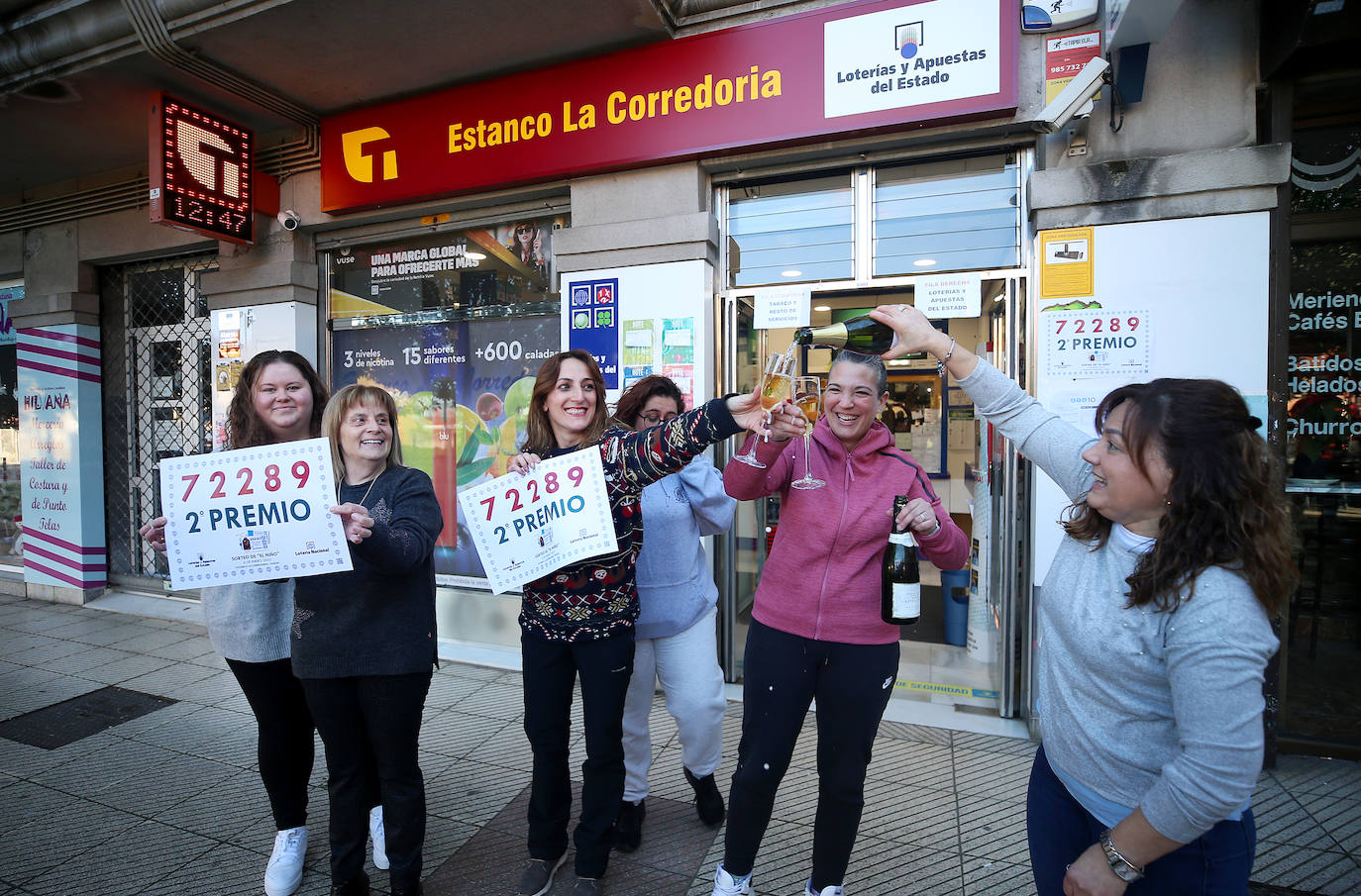 Fotos: Alegría desbordante en Oviedo por el segundo premio de El Niño