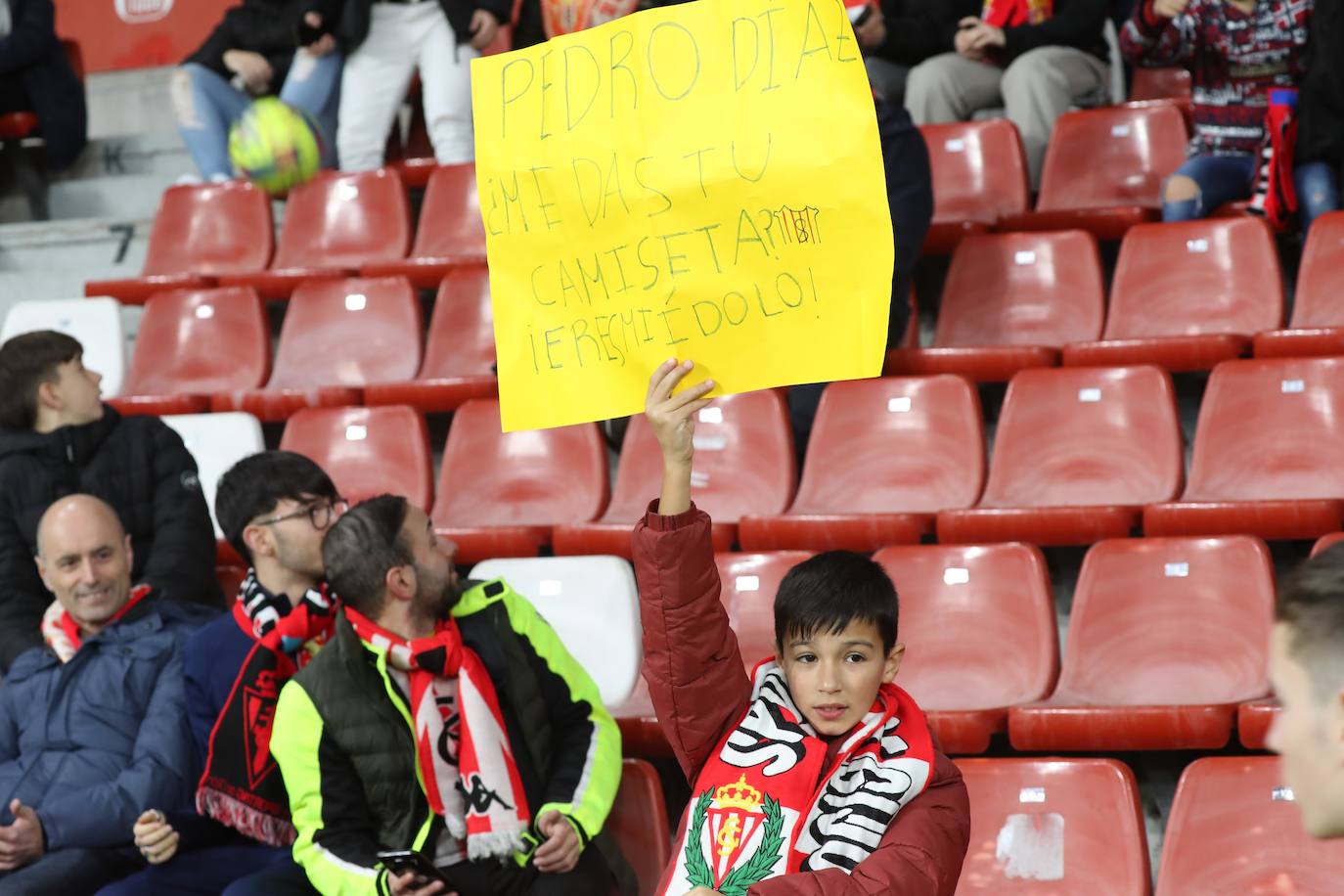 Fotos: ¿Estuviste en el Sporting - Levante? ¡Búscate en las fotos!