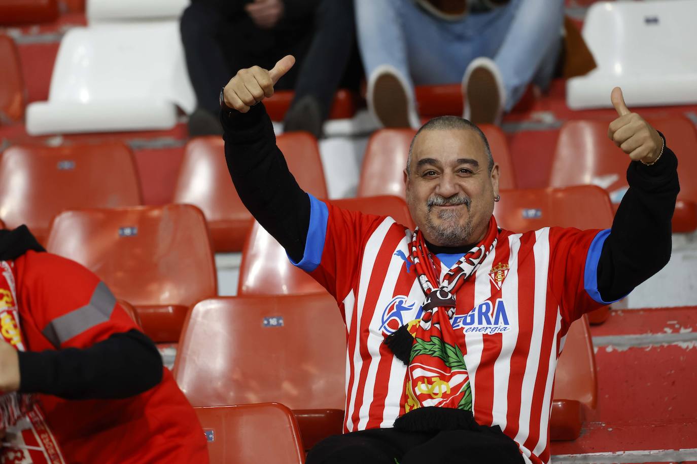 Fotos: ¿Estuviste en el Sporting - Levante? ¡Búscate en las fotos!