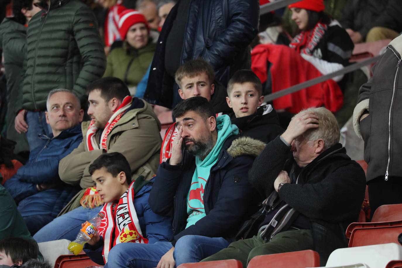 Fotos: ¿Estuviste en el Sporting - Levante? ¡Búscate en las fotos!