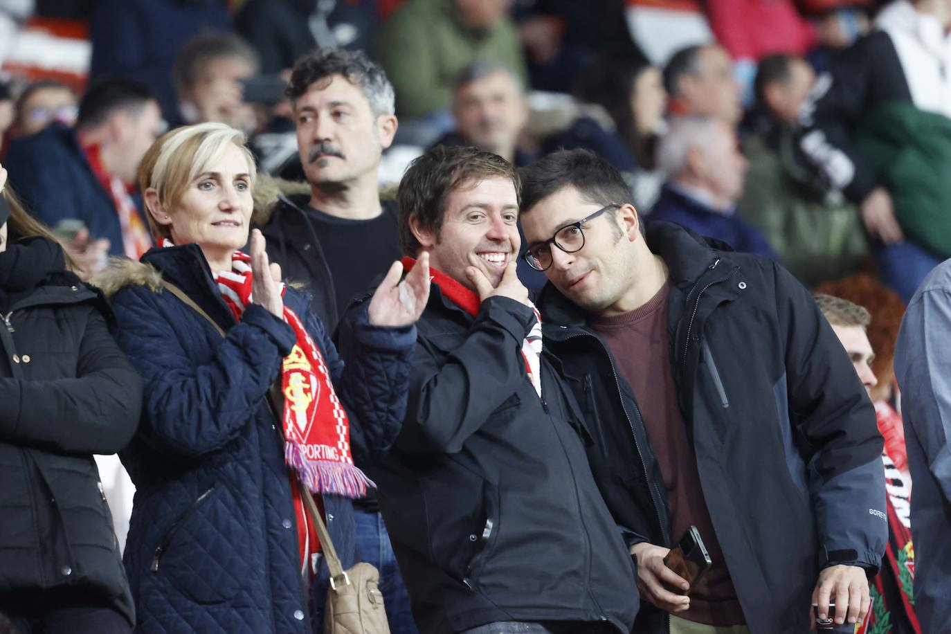 Fotos: ¿Estuviste en el Sporting - Levante? ¡Búscate en las fotos!