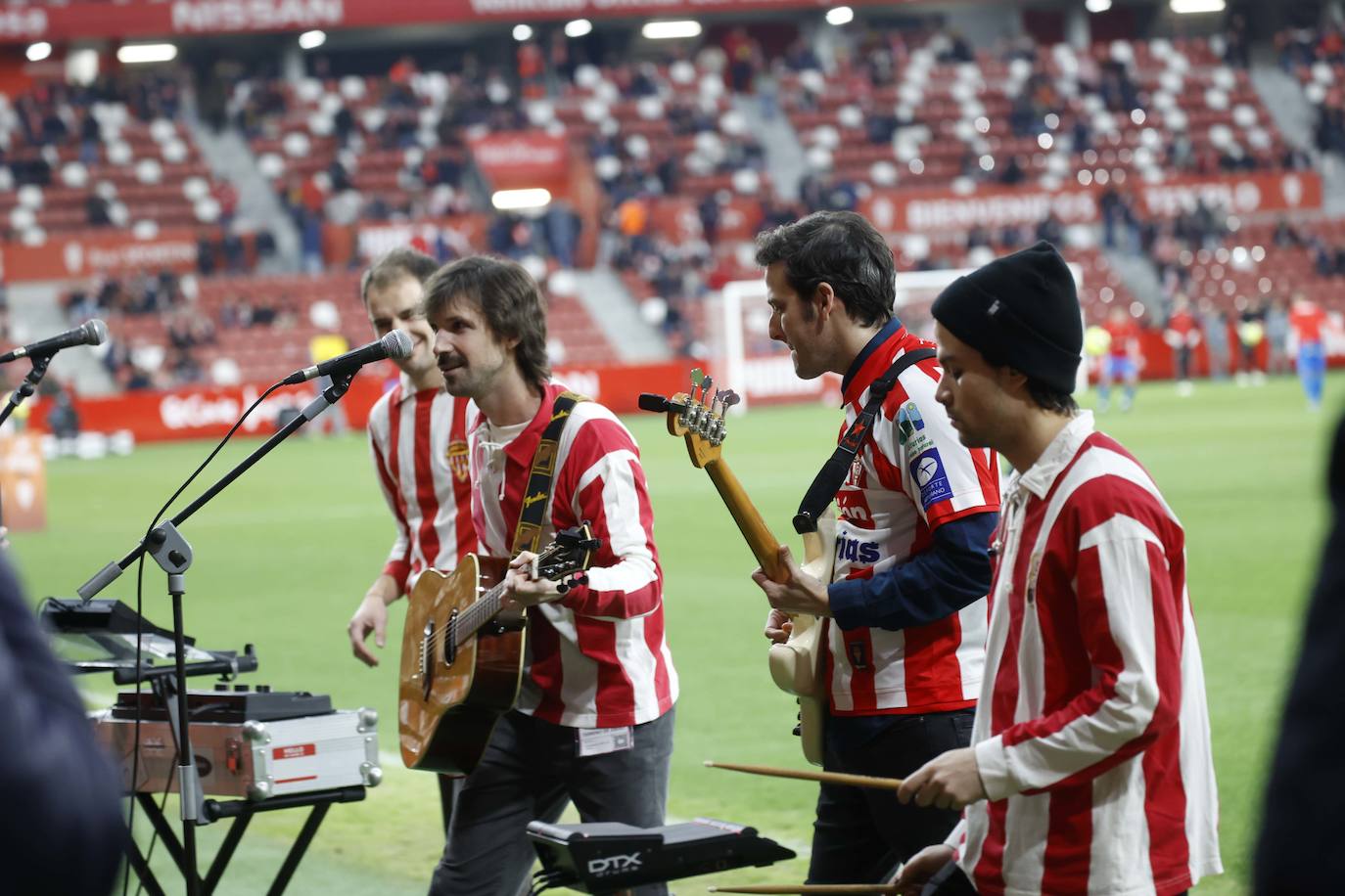 Fotos: ¿Estuviste en el Sporting - Levante? ¡Búscate en las fotos!