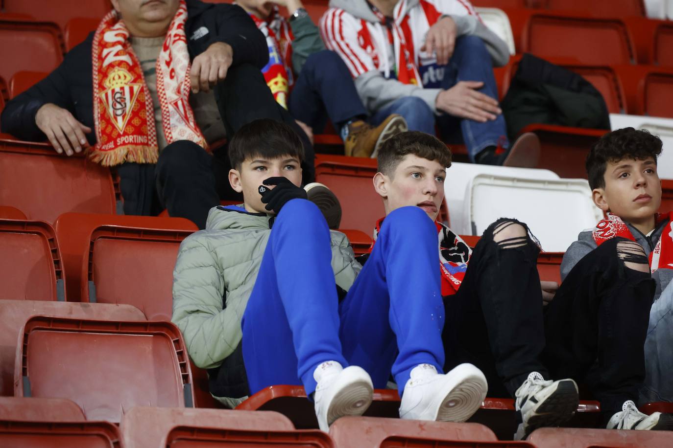 Fotos: ¿Estuviste en el Sporting - Levante? ¡Búscate en las fotos!