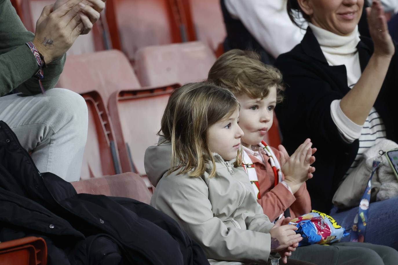 Fotos: ¿Estuviste en el Sporting - Levante? ¡Búscate en las fotos!