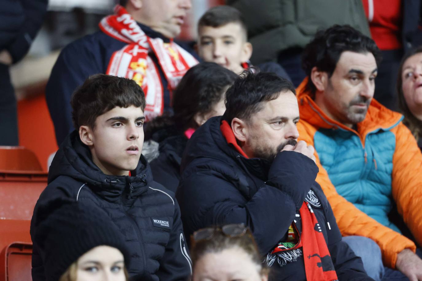 Fotos: ¿Estuviste en el Sporting - Levante? ¡Búscate en las fotos!