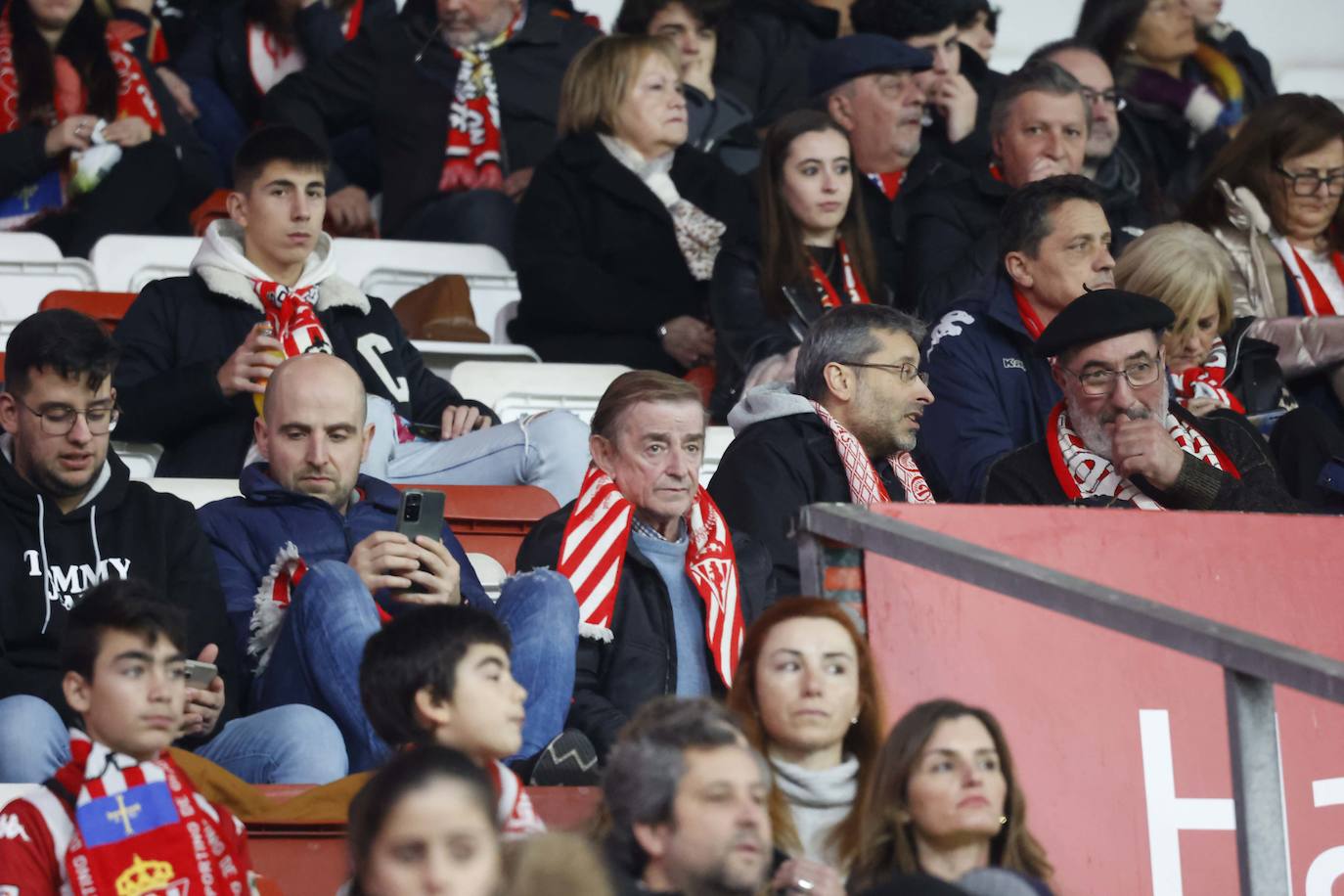 Fotos: ¿Estuviste en el Sporting - Levante? ¡Búscate en las fotos!