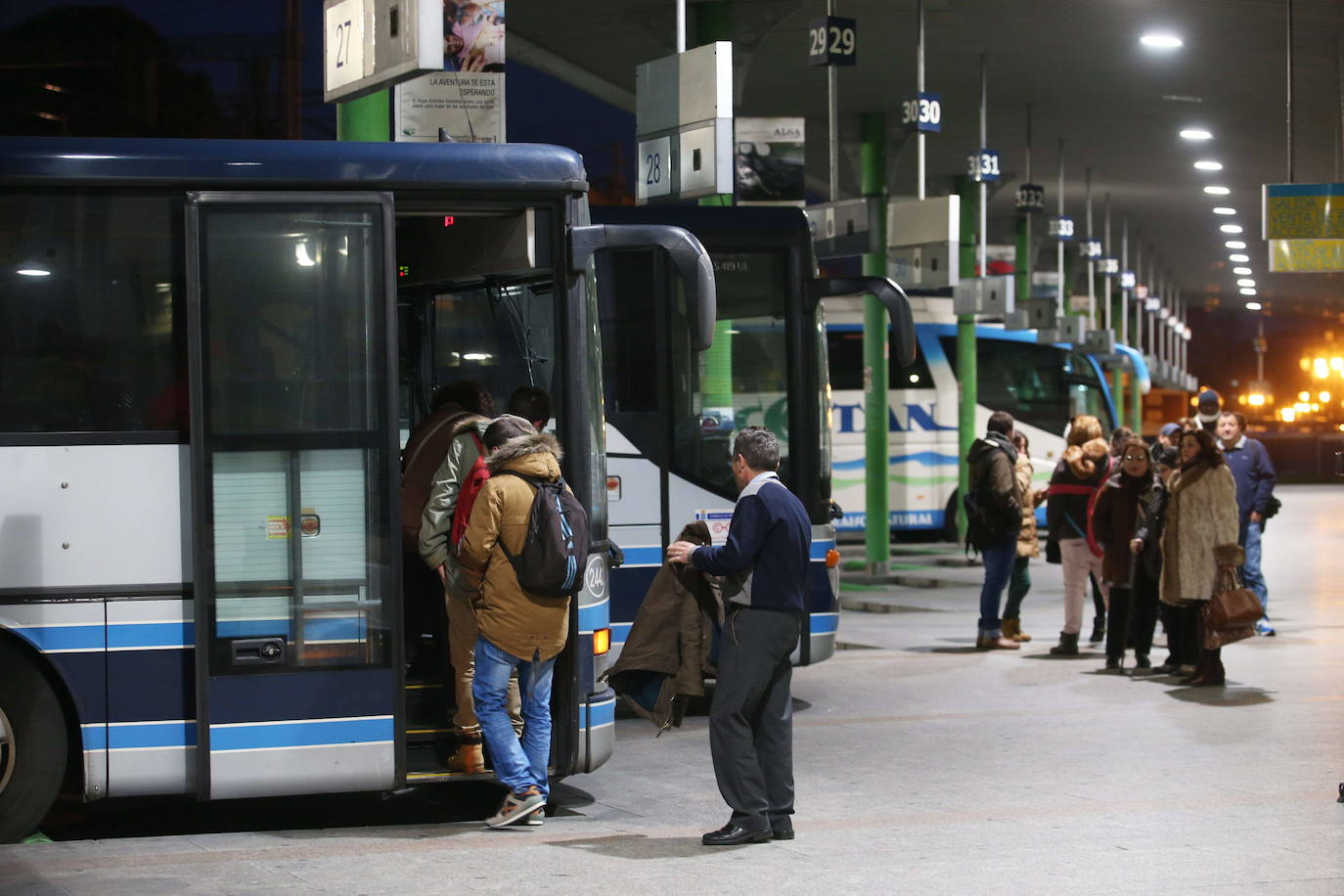 Viajeros en la estación de Oviedo.