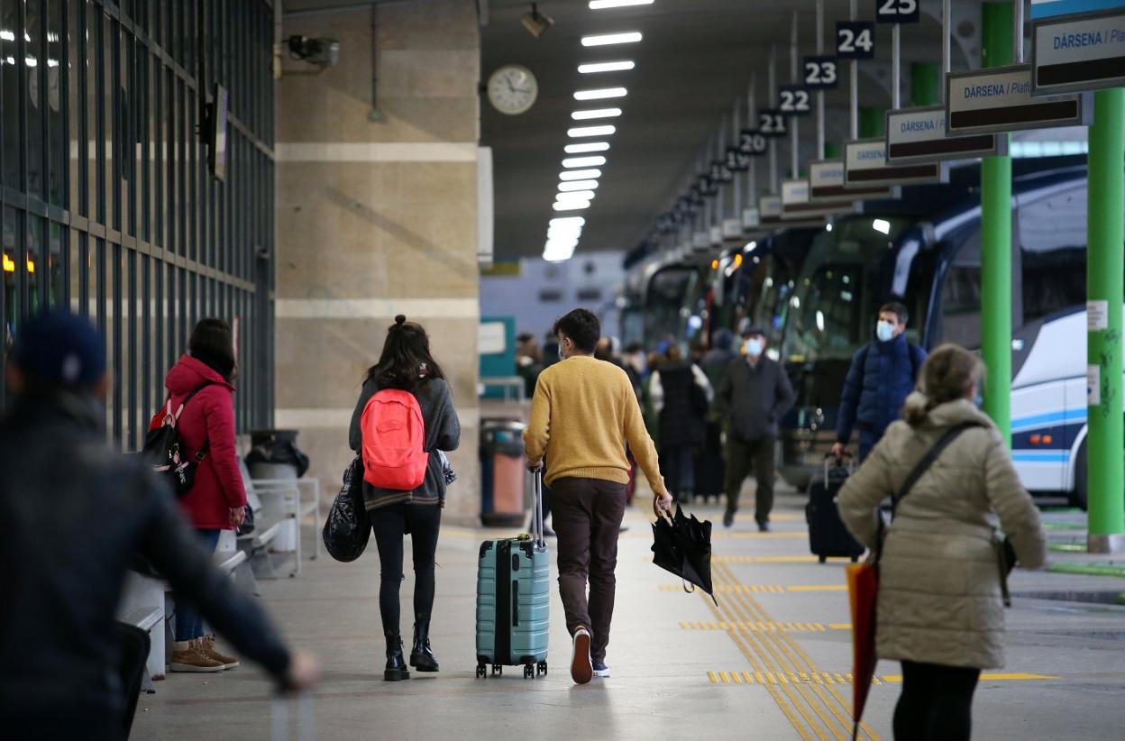 Viajeros con maletas en la estación de autobús de Oviedo. 