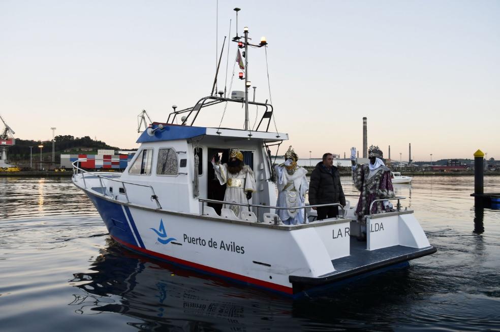 Los Reyes Magos a su llegada al puerto deportivo donde les esperaban numerosas familias. 