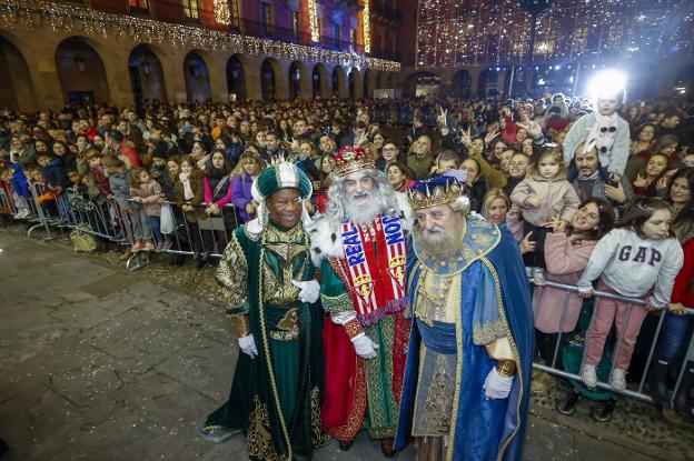 Baltasar, Melchor y Gaspar se dieron un baño de masas a su llegada a pie a la plaza Mayor, donde subieron al balcón de la Casa Consistorial para dirigirse a los niños gijoneses. 