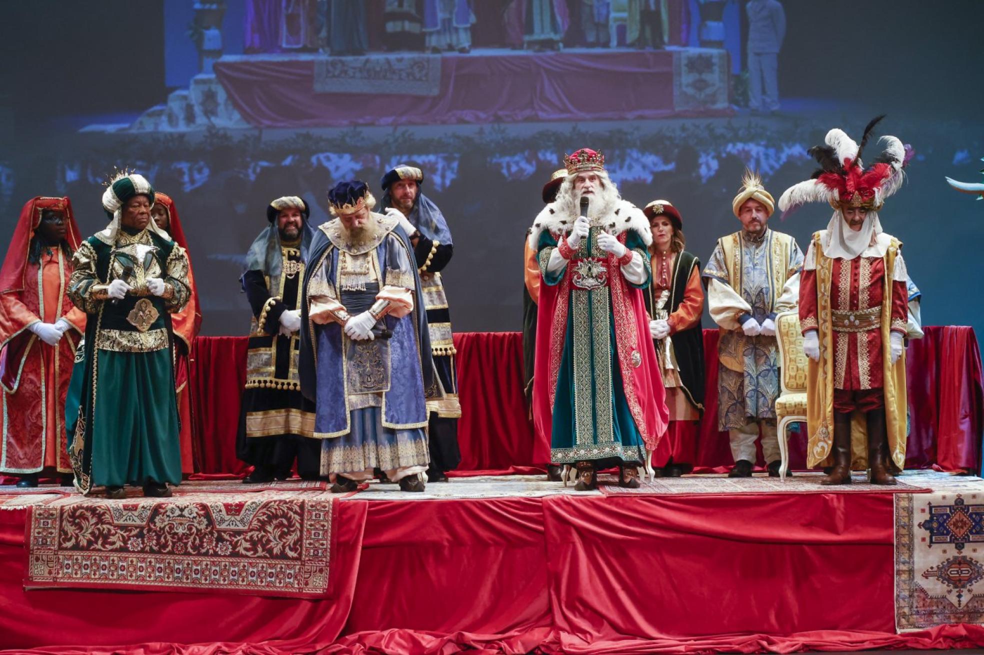 Los tres Reyes Magos, de pie, ovacionados nada más entrar al Teatro Jovellanos para reencontrarse con los niños en uno de los turnos. 