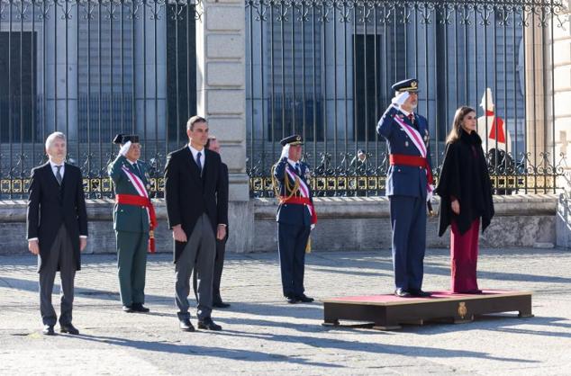 El Rey Felipe VI y la Reina Letizia, saludan a su llegada a la celebración de la Pascua Militar en el Palacio Real.