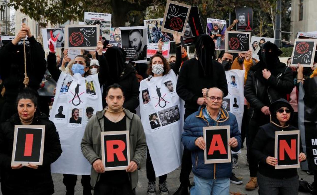 Decenas de personas protestan contra el régimen iraní tras la muerte de Mahsa Amini, en Estambul. 