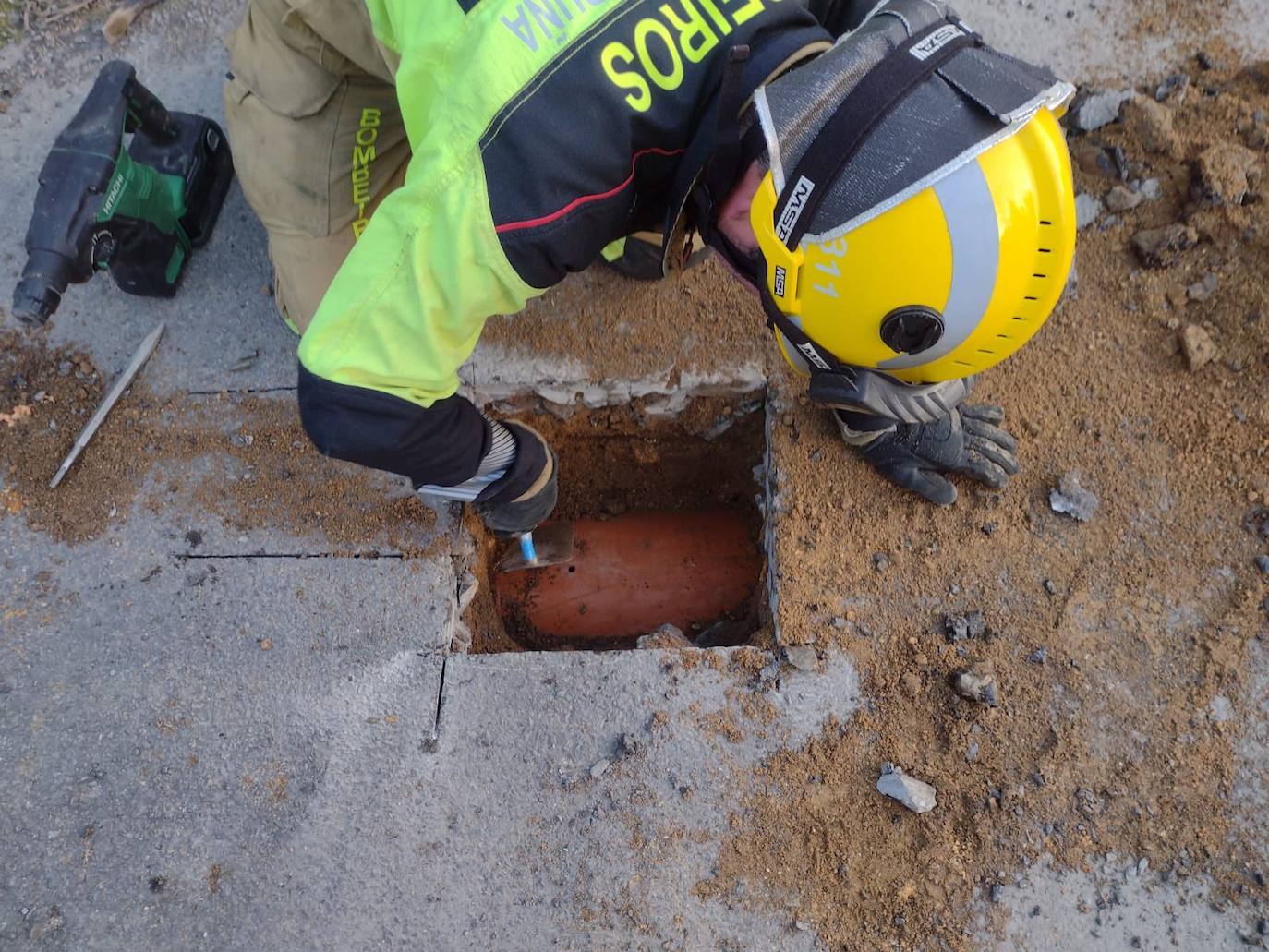 Los efectivos abrieron un agujero en el pavimento para rescatar al animal. 